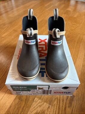 Kids XTRATUF ankle deck boot brown size 13C